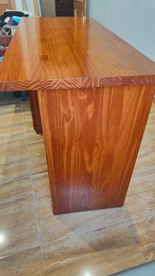 Escritorio de madera con tres cajones