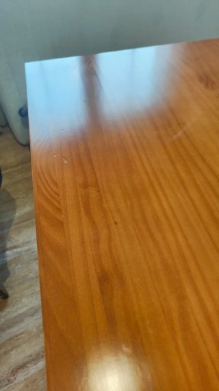 Escritorio de madera con tres cajones