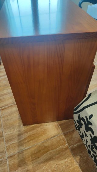 Escritorio de madera con tres cajones