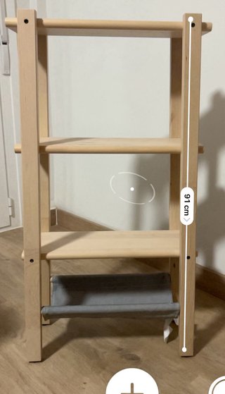 Estantería de madera con tela gris