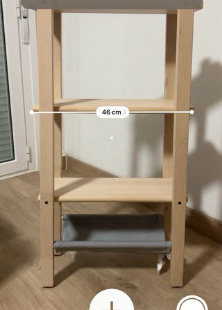 Estantería de madera con tela gris
