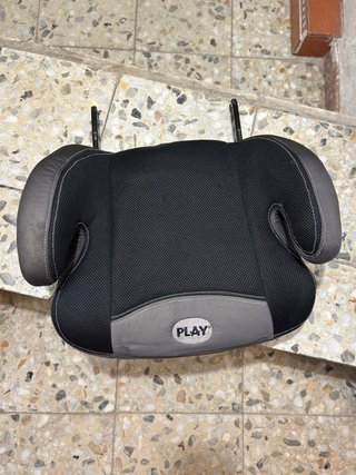 Alzador infantil para coche marca Play