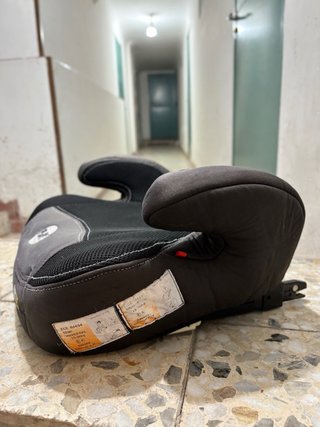 Alzador infantil para coche marca Play