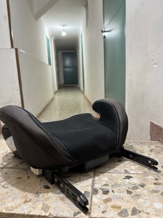 Alzador infantil para coche marca Play