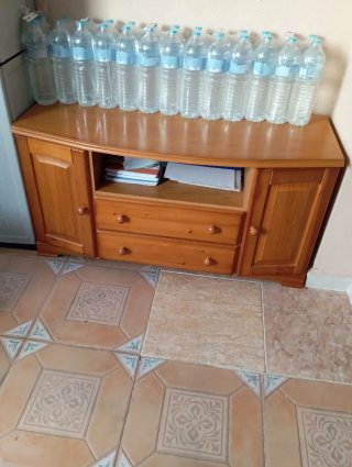 Mueble de madera marrón