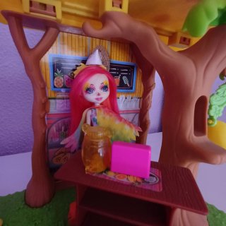 Cafetería Enchantimals con muñecas
