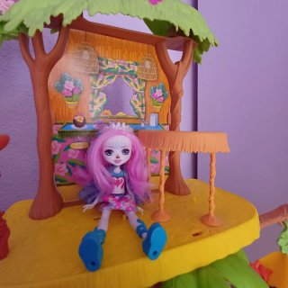 Cafetería Enchantimals con muñecas