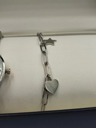 Reloj elegante mujer con pulsera