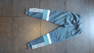 Conjunto deportivo Adidas verde azulado y blanco