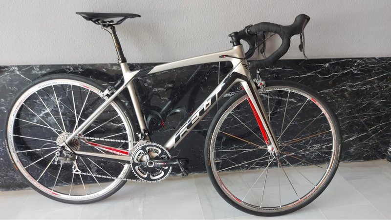 Bicicleta de carretera Felt en buen estado