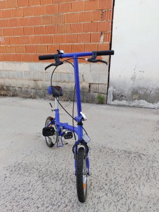 Bicicleta plegable azul pequeña