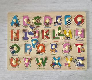 Puzzle de madera con letras y dibujos