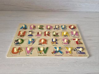 Puzzle de madera con letras y dibujos