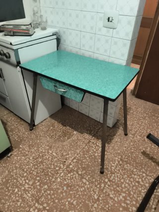 Mesa auxiliar con cajón