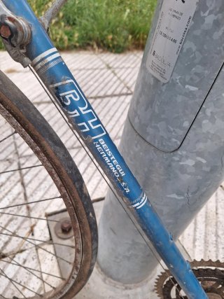 Bicicleta de carretera antigua BH