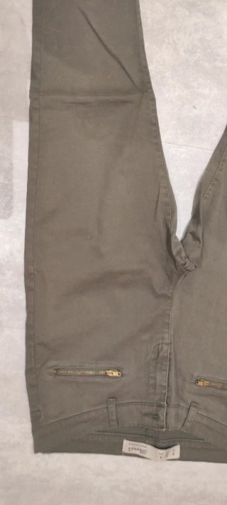 Pantalón verde militar con cremalleras