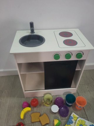 Cocina de madera con accesorios