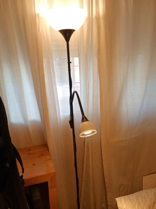 Lámpara de pie Ikea negra y blanca