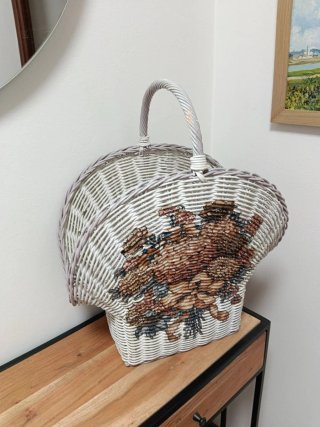 Cesto antiguo mimbre florido