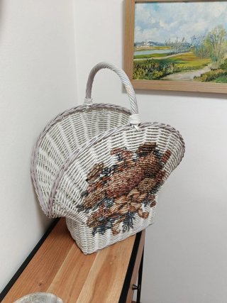 Cesto antiguo mimbre florido