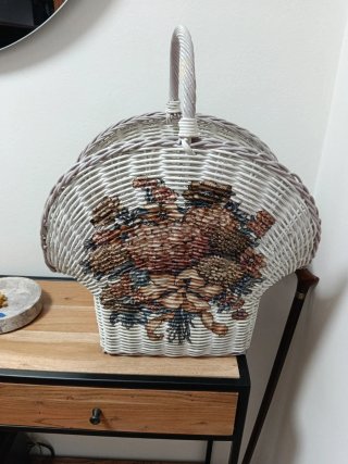 Cesto antiguo mimbre florido