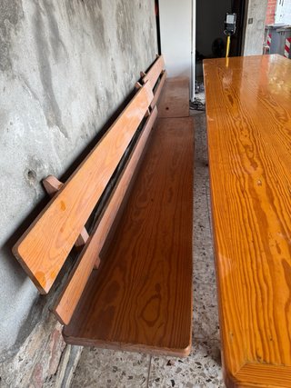 Mesa de madera maciza de pino.
