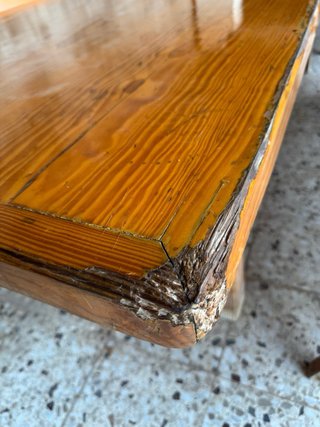Mesa de madera maciza de pino.
