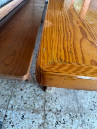 Mesa de madera maciza de pino.