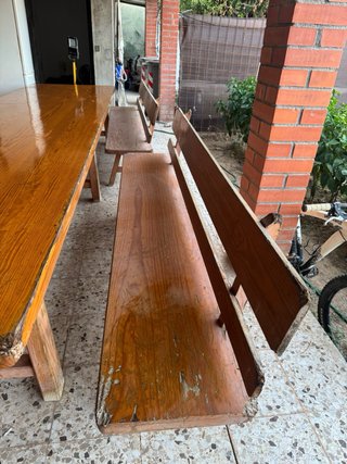 Mesa de madera maciza de pino.