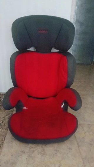 Silla de coche para niño roja y gris