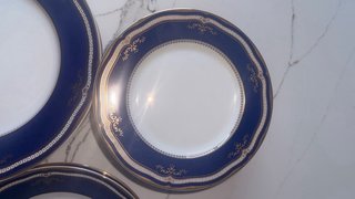 Vajilla de porcelana azul y dorada