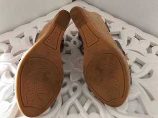 Sandalias cuña plateadas