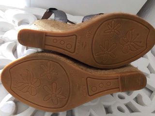 Sandalias cuña plateadas