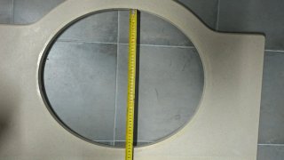 Lavabo de baño de cerámica y encimera mármol.