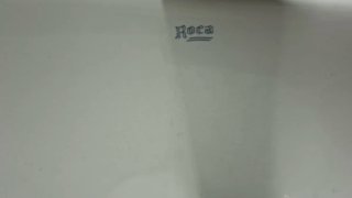 Lavabo de baño de cerámica y encimera mármol.