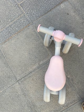 Bicicleta de aprendizaje rosa y gris
