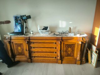 Mueble de salón antiguo de madera y mármol