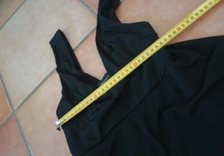 Abito nero con balze
