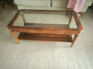 Mesa de salón de madera y cristal