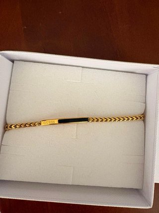 Pulsera Guess Dorada con Placa Negra