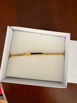 Pulsera Guess Dorada con Placa Negra