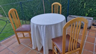 Lote 3 sillas comedor, mesa redonda y faldilla