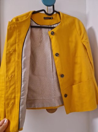 Americana Stradivarius amarillo mostaza