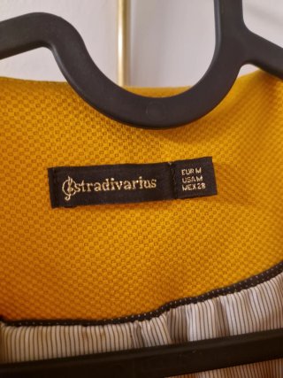 Americana Stradivarius amarillo mostaza