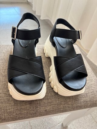 Sandalias plataforma negras y blancas