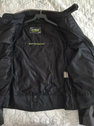 Chaqueta de moto negra y gris