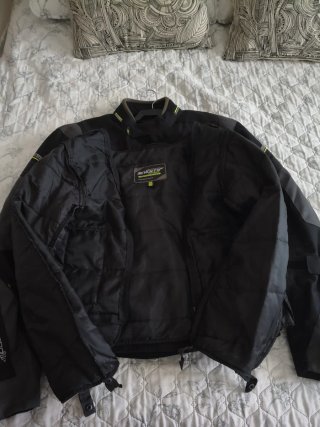 Chaqueta de moto negra y gris