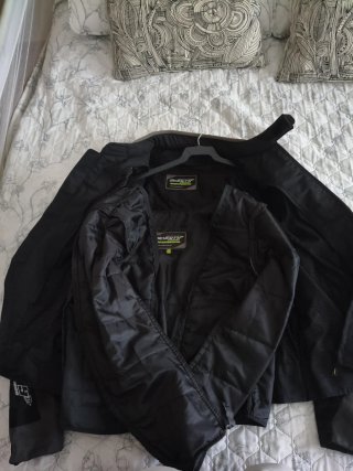 Chaqueta de moto negra y gris