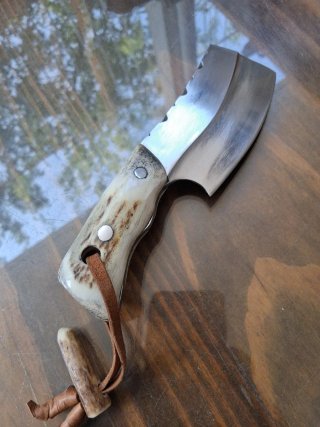 Cuchillo artesanal con funda de cuero