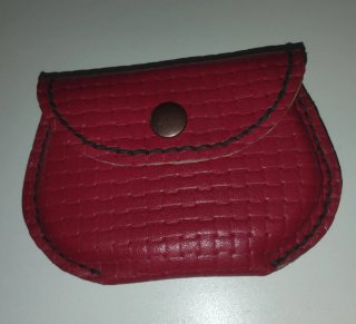 Bolso y cartera de piel con cierre de mariposa.